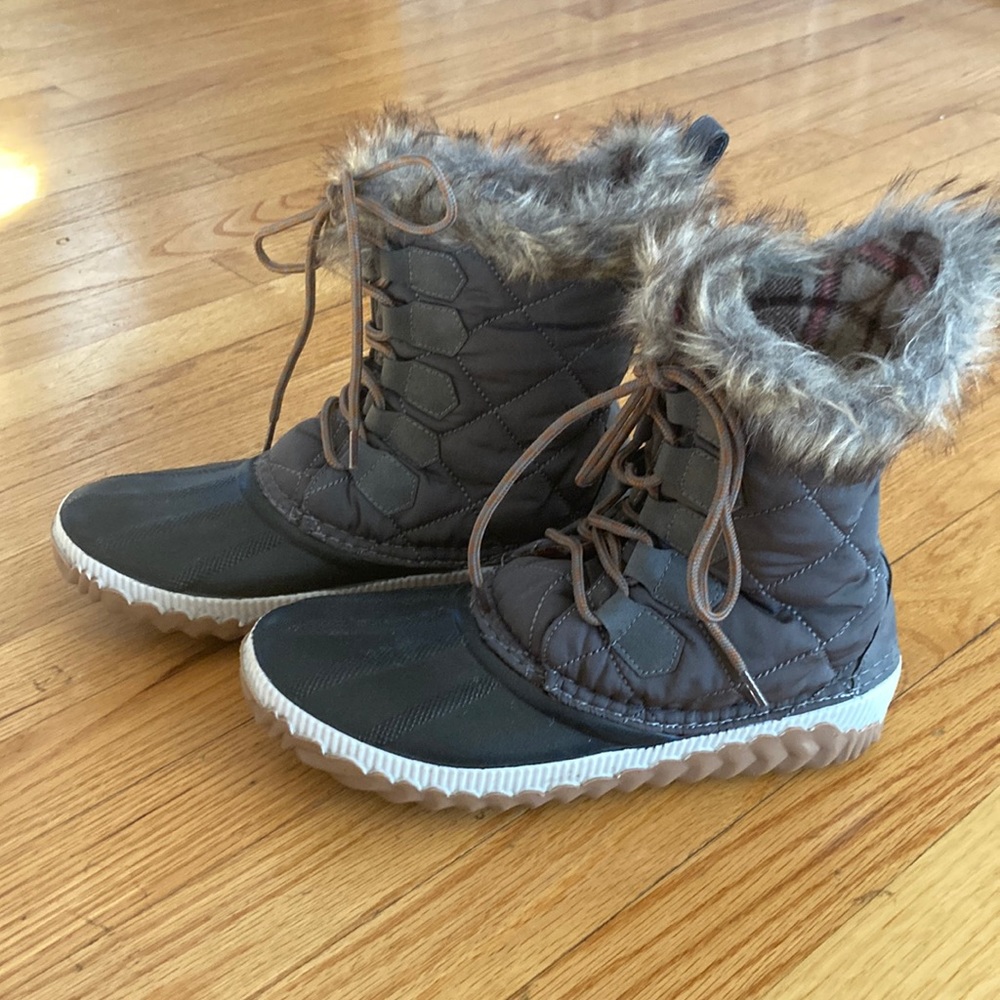 Women’s  Brown Snow Boots.  Size 8